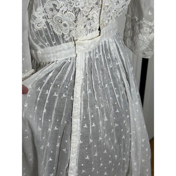 Edwardian white dress with gorgeous lace and embroidered sun and moon detail - Picture 10 of 10
